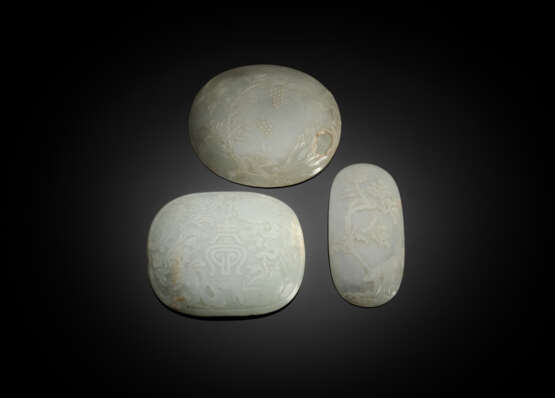 Drei fein in Jade geschnitzte Plaketten, teils sehr dünnwandig gearbeitet - photo 1