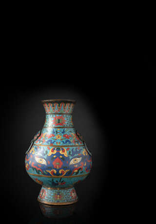 Seltene Cloisonné-Vase mit 'taotie' und Lotosdekor in 'hu'-Form - photo 1