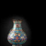 Seltene Cloisonné-Vase mit 'taotie' und Lotosdekor in 'hu'-Form - фото 1