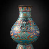 Seltene Cloisonné-Vase mit 'taotie' und Lotosdekor in 'hu'-Form - фото 2