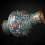 Seltene Cloisonné-Vase mit 'taotie' und Lotosdekor in 'hu'-Form - Foto 3