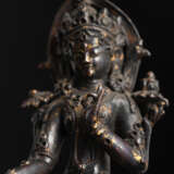 Bronze der sitzenden Syamatara mit Resten von Vergoldung - photo 3
