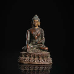 Bronze des Buddha auf einem Lotus im Meditationssitz dargestellt