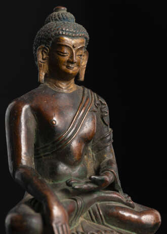 Bronze des Buddha auf einem Lotus im Meditationssitz dargestellt - photo 2