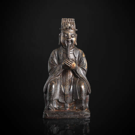 Bronze eines sitzenden Offiziellen, ehemals wohl ein Zepter haltend mit Resten von Vergoldung - photo 1