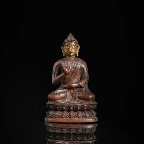 Figur des Namo Shakyamuni Buddha aus Kupfer, teils vergoldet - фото 1