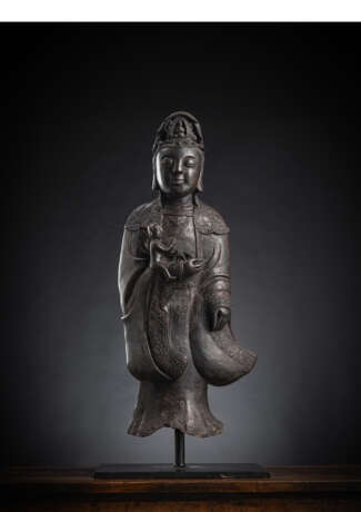 Große Bronze des stehenden Guanyin mit Knaben - photo 1