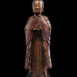 Feine und große Holzfigur des Guanyin mit Lackauflage und Vergoldung - Foto 1