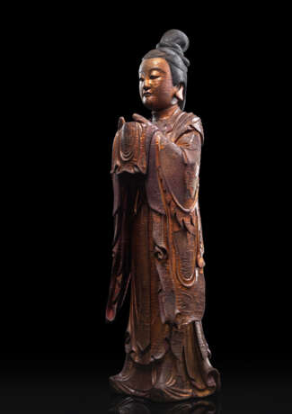 Feine und große Holzfigur des Guanyin mit Lackauflage und Vergoldung - photo 2