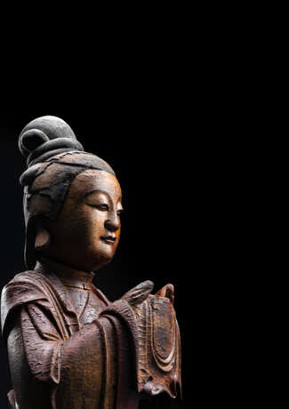 Feine und große Holzfigur des Guanyin mit Lackauflage und Vergoldung - фото 3