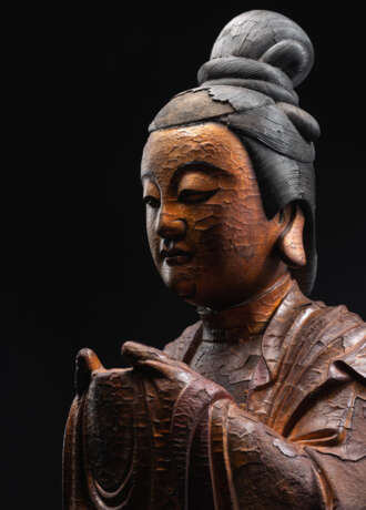 Feine und große Holzfigur des Guanyin mit Lackauflage und Vergoldung - фото 5