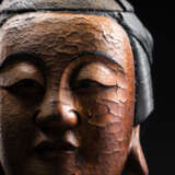Feine und große Holzfigur des Guanyin mit Lackauflage und Vergoldung - Foto 7