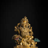 Feuervergoldete Bronze des Vaishravana auf seinem Löwen - Foto 1