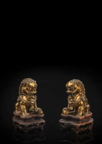 Feines feuervergoldetes buddhistisches Löwenpaar aus Bronze auf Holzsockeln - фото 1