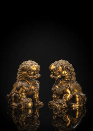 Feines feuervergoldetes buddhistisches Löwenpaar aus Bronze auf Holzsockeln - фото 2