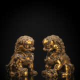 Feines feuervergoldetes buddhistisches Löwenpaar aus Bronze auf Holzsockeln - Foto 2
