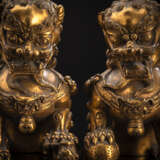 Feines feuervergoldetes buddhistisches Löwenpaar aus Bronze auf Holzsockeln - Foto 3