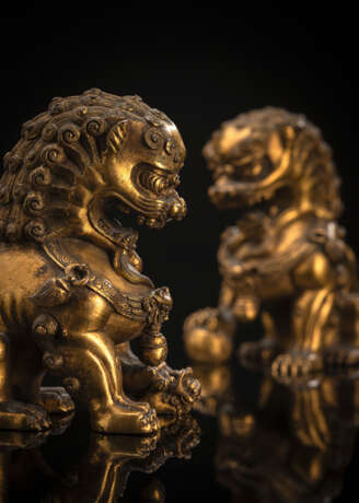 Feines feuervergoldetes buddhistisches Löwenpaar aus Bronze auf Holzsockeln - фото 4