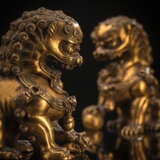 Feines feuervergoldetes buddhistisches Löwenpaar aus Bronze auf Holzsockeln - Foto 4