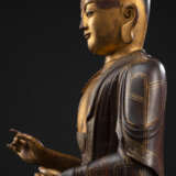 Seltene und bedeutende Figur des stehenden Sariputra auf einem Lotus - Foto 5