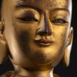 Seltene und bedeutende Figur des stehenden Sariputra auf einem Lotus - Foto 6