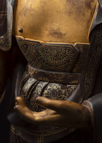 Seltene und bedeutende Figur des stehenden Sariputra auf einem Lotus - Foto 8