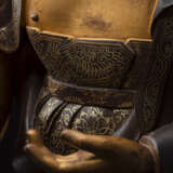 Seltene und bedeutende Figur des stehenden Sariputra auf einem Lotus - фото 8