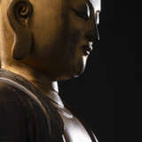 Seltene und bedeutende Figur des stehenden Sariputra auf einem Lotus - фото 9