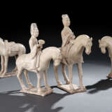 Vier Pferde mit Reiterin und ein Pferd aus Irdenware mit strohfarbenern Glasuren - фото 3