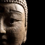 Seltener und großer Kopf des Buddha aus Stein - photo 2