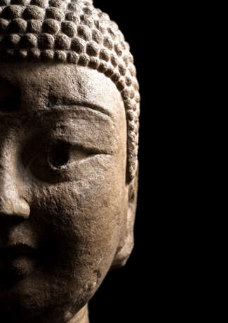 Seltener und großer Kopf des Buddha aus Stein - фото 2