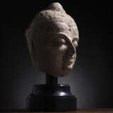 Feiner Kopf des Buddha Shakyamuni aus Stucco - фото 2
