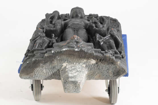 Feine Stele aus grauem Schiefer mit Darstellung des Vishnu - photo 3