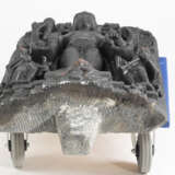 Feine Stele aus grauem Schiefer mit Darstellung des Vishnu - photo 3