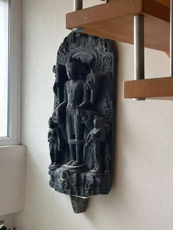 Feine Stele aus grauem Schiefer mit Darstellung des Vishnu - photo 4
