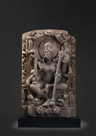 Stele aus Sandstein mit Darstellung der Durga - Foto 1