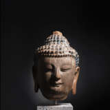 Kopf des Buddha aus Holz mit Resten von polychromer Fassung - photo 1