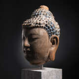 Kopf des Buddha aus Holz mit Resten von polychromer Fassung - photo 2