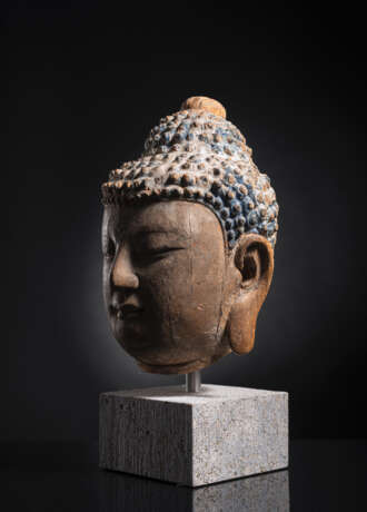 Kopf des Buddha aus Holz mit Resten von polychromer Fassung - фото 2