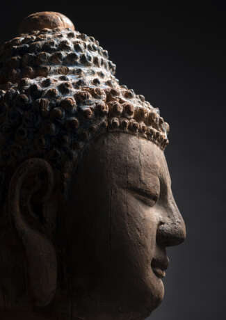 Kopf des Buddha aus Holz mit Resten von polychromer Fassung - photo 3