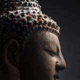 Kopf des Buddha aus Holz mit Resten von polychromer Fassung - Foto 3
