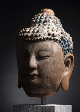 Kopf des Buddha aus Holz mit Resten von polychromer Fassung - фото 4