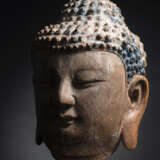 Kopf des Buddha aus Holz mit Resten von polychromer Fassung - photo 4