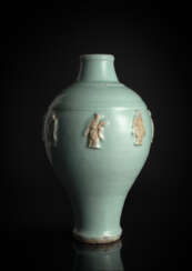 Ungewöhnliche und seltene Flaschenvase mit den 'acht daoistischen Unsterblichen', wohl Longquan-Ware