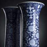 Paar seltene unterglasurblau dekorierte konkave Stangenvasen aus königlichem Besitz - photo 3