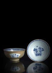 Paar Kangxi-Schalen mit 'Café-au-lait'-Fond und unterglasurblauen Reserven aus der Sammlung August des Starken