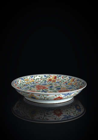 Kaiserlicher Wucai-Teller aus Porzellan mit Blütendekor - photo 1