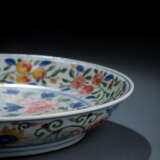 Kaiserlicher Wucai-Teller aus Porzellan mit Blütendekor - photo 5