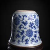 Seltene Glocke oder Stand aus Porzellan mit Stand aus Hongmu - фото 4