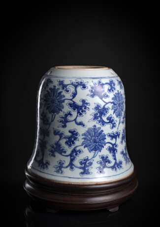 Seltene Glocke oder Stand aus Porzellan mit Stand aus Hongmu - photo 4